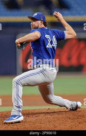 Le pichet de secours des Blue Jays de Toronto Nate Pearson (24) délivre un terrain lors d'un match d'entraînement de printemps de la MLB contre les Tampa Bay Rays au Tropicana Field. Banque D'Images