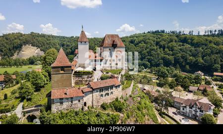 Burgdorf, Suisse - 11 juin. 2021 : image de drone du château médiéval de Burgdorf, construit en 11th siècle. C'est un site du patrimoine suisse de Banque D'Images