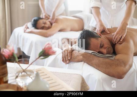 C'est ainsi qu'ils célèbrent leur anniversaire. un couple d'âge mûr bénéficiant d'un massage relaxant. Banque D'Images