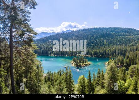 Image aérienne du lac turquoise de Caumasee dans les montagnes alpines de Flims, Grisons, Suisse Banque D'Images