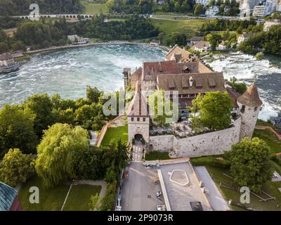 Laufen, Suisse - 02 juillet 201 : image aérienne avec drone au-dessus des chutes du Rhin et du château de Laufen en Suisse - la plus grande cascade d'eau d'Europe Banque D'Images