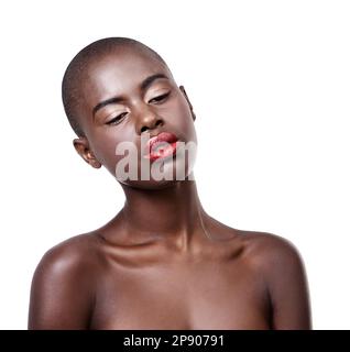 Elle a permis à l'hynotiste de prendre la relève. Photo studio d'une belle jeune femme africaine isolée sur blanc. Banque D'Images