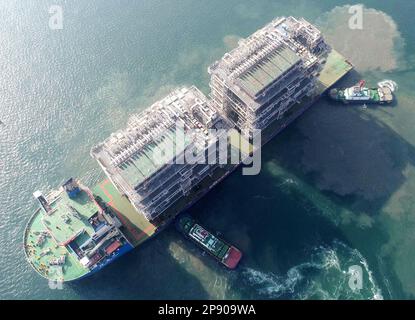 QINGDAO, CHINE - le 10 MARS 2023 - la première usine de fabrication de GNL modulaire intégrée au monde quitte la nouvelle zone de la côte ouest de Qingdao pour le Canada à Qingda Banque D'Images