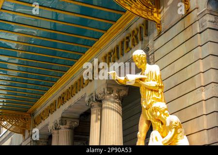Stockholm, Suède - 9 mars 2023 : statue d'or recouverte de neige à l'extérieur de Dramaten - Kungliga Dramatiska Teatern - à Stockholm Banque D'Images