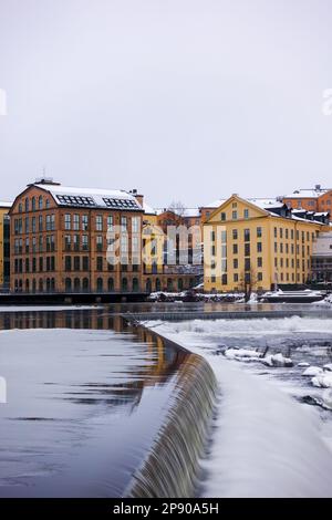 La rivière Motala Ström (Strömmen) par de vieux bâtiments industriels, un point de repère de Norrköping, en Suède Banque D'Images