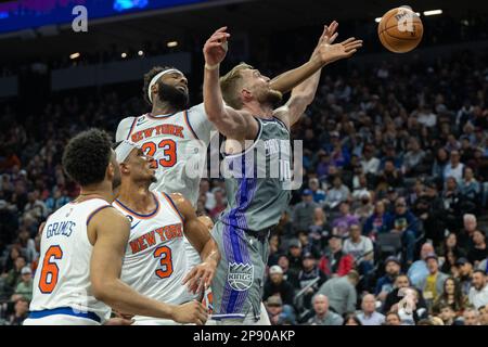 Sacramento, Californie, États-Unis. 9th mars 2023. Centre New York Knicks Mitchell Robinson (23) et Sacramento Kings Forward Domantas Sabonis (10) se battent pour rebondir dans le deuxième trimestre lors d'un match au Golden 1 Centre à Sacramento, jeudi, 9 mars 2023. (Credit image: © Paul Kitagaki Jr./ZUMA Press Wire) USAGE ÉDITORIAL SEULEMENT! Non destiné À un usage commercial ! Banque D'Images