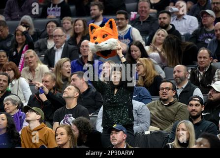 Sacramento, Californie, États-Unis. 9th mars 2023. Sacramento Kings de'Aaron Fox fan tient une tête de renard acclamations pour lui dans le deuxième trimestre lors d'un match au Golden 1 Centre à Sacramento, jeudi, 9 mars 2023. (Credit image: © Paul Kitagaki Jr./ZUMA Press Wire) USAGE ÉDITORIAL SEULEMENT! Non destiné À un usage commercial ! Banque D'Images