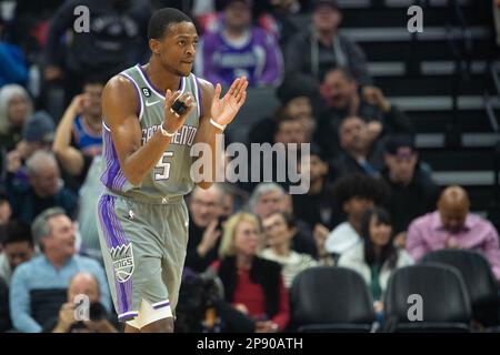 Sacramento, Californie, États-Unis. 9th mars 2023. Sacramento Kings Guard de'Aaron Fox (5) réagit après un panier de rois dans le premier trimestre lors d'un match au Golden 1 Centre à Sacramento, jeudi, 9 mars 2023. (Credit image: © Paul Kitagaki Jr./ZUMA Press Wire) USAGE ÉDITORIAL SEULEMENT! Non destiné À un usage commercial ! Banque D'Images