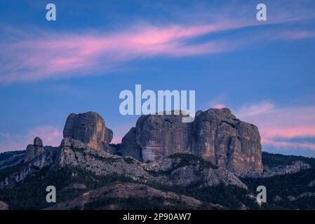 Coucher de soleil printanier sur les rochers des Roques de Benet, dans le parc naturel d'Els ports (Terra Alta, Tarragone, Catalogne, Espagne) Banque D'Images