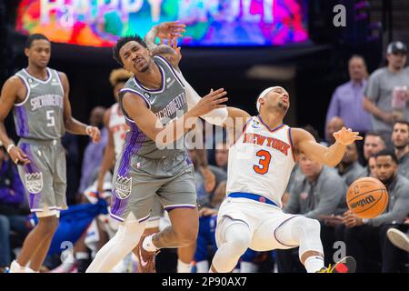 Sacramento, Californie, États-Unis. 9th mars 2023. Sacramento Kings Guard Malik Monk (0) fouets New York Knicks Guard Josh Hart (3) dans le troisième trimestre lors d'un match au Golden 1 Centre à Sacramento, jeudi, 9 mars 2023. (Credit image: © Paul Kitagaki Jr./ZUMA Press Wire) USAGE ÉDITORIAL SEULEMENT! Non destiné À un usage commercial ! Banque D'Images