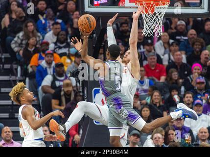 Sacramento, Californie, États-Unis. 9th mars 2023. Sacramento Kings Guard de'Aaron Fox (5) conduit au panier contre New York Knicks centre Isaiah Hartenstein (55) dans le quatrième trimestre lors d'un match au Golden 1 Centre à Sacramento, jeudi, 9 mars 2023. (Credit image: © Paul Kitagaki Jr./ZUMA Press Wire) USAGE ÉDITORIAL SEULEMENT! Non destiné À un usage commercial ! Banque D'Images