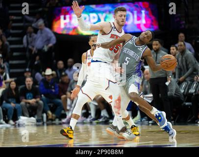 Sacramento, Californie, États-Unis. 9th mars 2023. Sacramento Kings Guard de'Aaron Fox (5) conduit contre le centre New York Knicks Isaiah Hartenstein (55) dans le quatrième trimestre lors d'un match au Golden 1 Centre à Sacramento, jeudi, 9 mars 2023. (Credit image: © Paul Kitagaki Jr./ZUMA Press Wire) USAGE ÉDITORIAL SEULEMENT! Non destiné À un usage commercial ! Banque D'Images