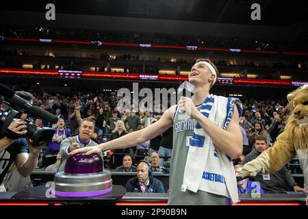 Sacramento, Californie, États-Unis. 9th mars 2023. Le garde des Sacramento Kings Kevin Huerter (9) allume le faisceau après que les Sacramento Kings 122-1178 ont gagné les New York Knicks au Golden 1 Centre à Sacramento, jeudi, 9 mars 2023. (Credit image: © Paul Kitagaki Jr./ZUMA Press Wire) USAGE ÉDITORIAL SEULEMENT! Non destiné À un usage commercial ! Banque D'Images