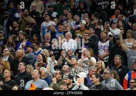 Sacramento, Californie, États-Unis. 9th mars 2023. Les fans de Sacramento Kings applaudissent l'équipe avec quelques secondes restantes dans le match au Golden 1 Centre à Sacramento, jeudi, 9 mars 2023. (Credit image: © Paul Kitagaki Jr./ZUMA Press Wire) USAGE ÉDITORIAL SEULEMENT! Non destiné À un usage commercial ! Banque D'Images