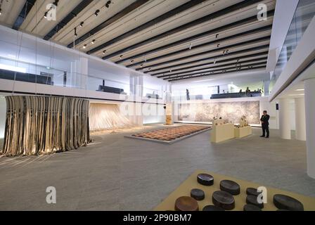 Une salle de galerie située au sous-sol et présentant un spectacle de groupe temporaire d'installations contemporaines d'art multimédia mixte. Au musée d'art du Louvre I Banque D'Images