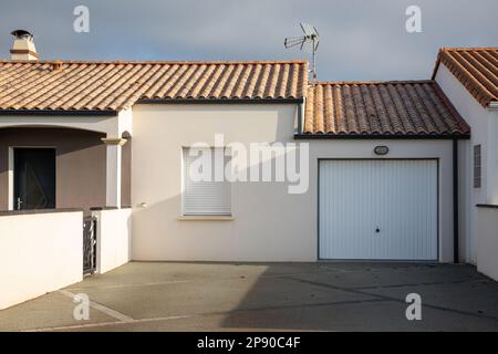 moderne maison privée avec porte d'entrée au pavillon Banque D'Images