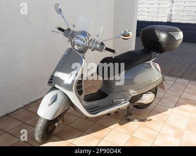 Bordeaux , Aquitaine France - 02 20 2023 : vespa 300 gts hpe style néo-rétro moderne de scooter gris vintage moto Banque D'Images