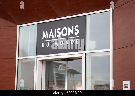 Bordeaux , Aquitaine France - 02 27 2023 : maisons du monde logo marque et texte signe façade magasin décoration chaîne urbaine boutique Banque D'Images