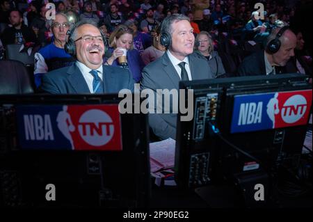 Sacramento, Californie, États-Unis. 9th mars 2023. Les annonceurs de la NBA TNT Stan Van Grundy et Brian Anderson attendent le match entre les Rois de Sacramento et les Knicks de New York commence au Golden 1 Centre à Sacramento, jeudi, 9 mars 2023. (Credit image: © Paul Kitagaki Jr./ZUMA Press Wire) USAGE ÉDITORIAL SEULEMENT! Non destiné À un usage commercial ! Banque D'Images