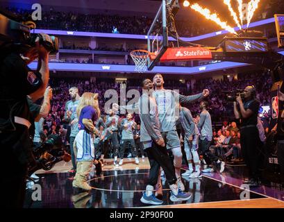 Sacramento, Californie, États-Unis. 9th mars 2023. Sacramento Kings Guard de'Aaron Fox (5) et Sacramento Kings Forward Domantas Sabonis (10) bump coffres lors de l'introduction de la prépartie au Golden 1 Centre à Sacramento, jeudi, 9 mars 2023. (Credit image: © Paul Kitagaki Jr./ZUMA Press Wire) USAGE ÉDITORIAL SEULEMENT! Non destiné À un usage commercial ! Banque D'Images