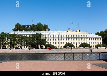 Kronstadt, Russie - vers juillet 2021 : la construction du palais italien se trouve dans la Kronstadt. Vue depuis le remblai Banque D'Images