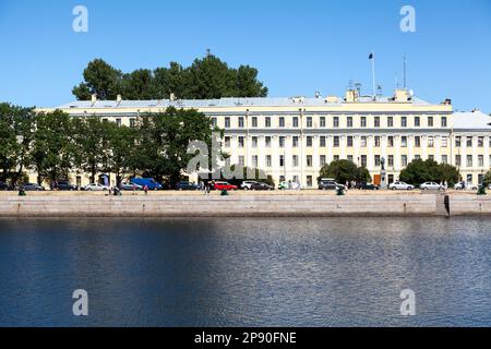 Kronstadt, Russie - vers juillet 2021 : le palais italien se trouve en face de l'étang italien dans la Kronstadt. Le plus ancien bâtiment de la ville. Banque D'Images