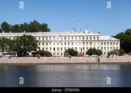 Kronstadt, Russie - vers juillet 2021 : le palais italien se trouve en face de l'étang italien dans la Kronstadt. Le plus ancien bâtiment de la ville. Banque D'Images