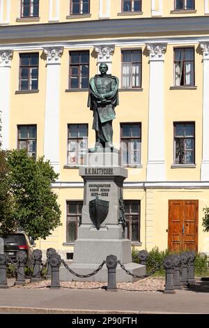 Kronstadt, Russie-circa Jul, 2021: Monument à Pyotr Pakhtusov près du bâtiment de l'école de navigation ou du palais italien dans la Kronstadt. Banque D'Images