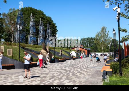 Kronstadt, Russie - vers juillet 2021: Les gens marchent dans le parc. L'allée est dans le Musée et le Parc historique de l'île des forts, dédiée à la Marine de R Banque D'Images