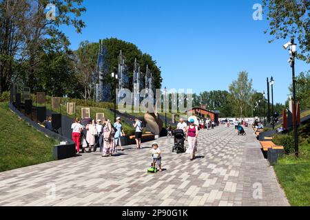 Kronstadt, Russie-circa Jul, 2021: Les touristes marchent dans le parc. L'allée est dans le musée et le parc historique de l'île des forts, dédié à la Marine de Banque D'Images