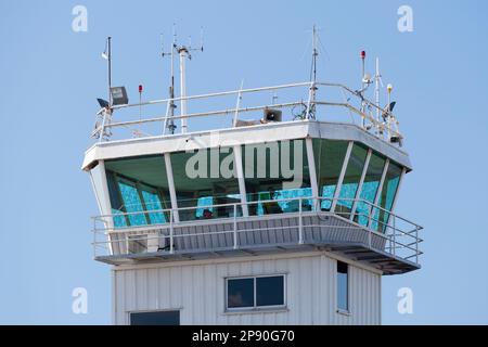 Morlaix, France - 18 septembre 2022 : tour de contrôle de l'aéroport de Morlaix - Ploujean. Banque D'Images