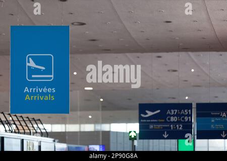 Paris, France - 09 septembre 2016 : panneau des arrivées de l'aéroport Charles de Gaulle. Banque D'Images