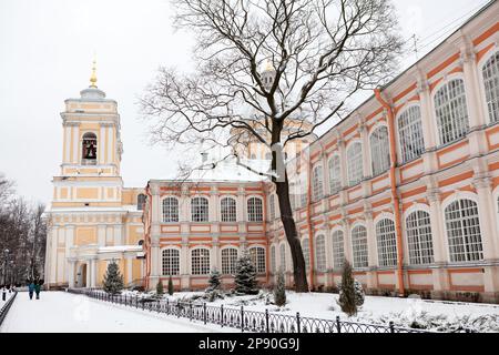 Saint-Pétersbourg, Russie-vers janvier 2018 : clocher et cour de l'Alexandre Nevsky Lavra. Il est situé au centre de la ville de Saint-Pétersbourg Banque D'Images