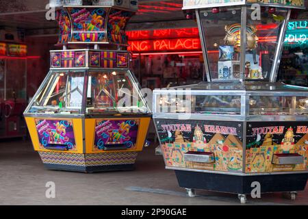 Saint Denis, Réunion - 13 août 2016 : machines d'arcade de Penny Falls et autres jeux d'arcade dans un carnaval. Banque D'Images