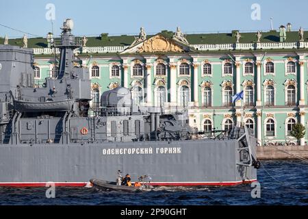 St. Petersbourg, Russie - vers juillet 2021 : Grand navire d'atterrissage le mineur d'Olenegorsky est amarré près de l'Hermitage sur la Neva Banque D'Images