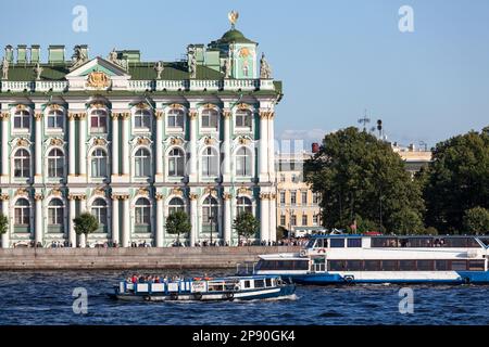 St. Petersbourg, Russie - vers juillet 2021 : le bâtiment de l'Hermitage, vue de la rivière Neva à la façade Banque D'Images