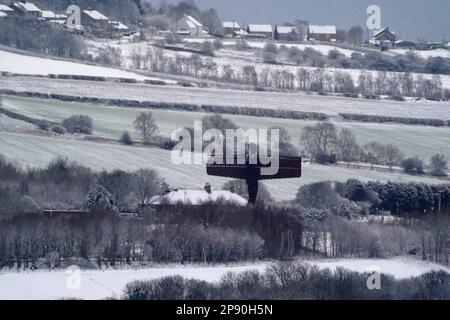 L'Ange du Nord d'Antony Gormley est une sculpture dans la neige, à Gateshead, Tyne et Wear. Date de la photo: Vendredi 10 mars 2023. Banque D'Images