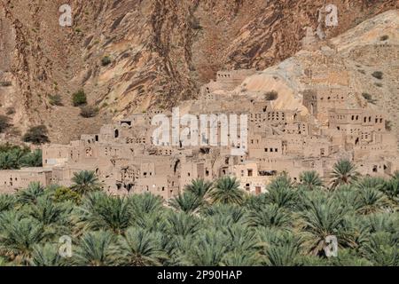 Ruines de briques de boue dans le vieux village de Birkat al Mouz, Oman Banque D'Images