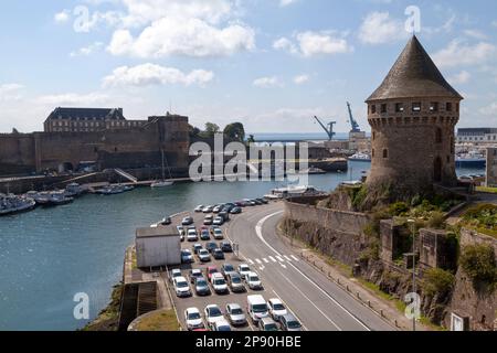 Brest, France - 24 juillet 2017 : la Tour Tanguy, Bastille de Quilbignon ou Tour de la Motte Tanguy est une tour médiévale sur une motte rocheuse à côté de la Penfe Banque D'Images