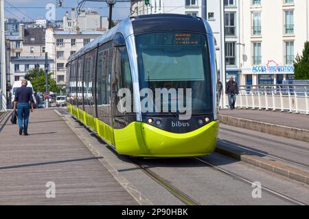 Brest, France - 24 juillet 2017 : tramway traversant la rivière Penfeld sur le pont de Recouvrance à Brest. Banque D'Images