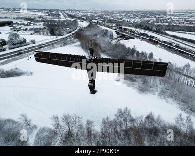 L'Ange du Nord d'Antony Gormley est une sculpture dans la neige, à Gateshead, Tyne et Wear. Date de la photo: Vendredi 10 mars 2023. Banque D'Images