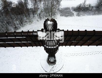 L'Ange du Nord d'Antony Gormley est une sculpture dans la neige, à Gateshead, Tyne et Wear. Date de la photo: Vendredi 10 mars 2023. Banque D'Images