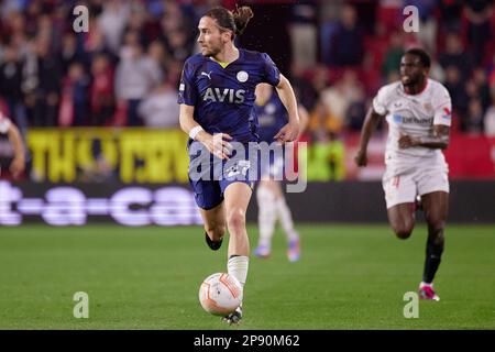 Séville, Espagne. 09th mars 2023. Miguel Crespo (27) de Fenerbahce vu pendant le match de l'UEFA Europa League entre Sevilla FC et Fenerbahce à l'Estadio Ramon Sanchez Pizjuan à Séville. (Crédit photo : Gonzales photo/Alamy Live News Banque D'Images