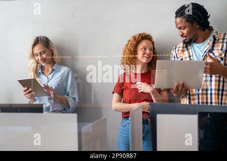 Portrait de l'équipe créative des gens d'affaires travaillant ensemble et souriant au bureau. Banque D'Images