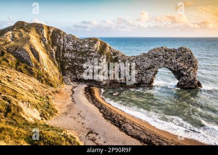 Lumière du soleil du soir sur la porte Durdle. Banque D'Images