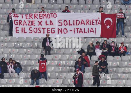 Florence, Italie. 09th mars 2023. Fans de Sivaspor Kulubu avec une bannière pour l'Italie pendant la Fiorentina CF vs Sivaspor, match de football de la Ligue de la Conférence de l'UEFA à Florence, Italie, 09 mars 2023 Credit: Independent photo Agency/Alay Live News Banque D'Images
