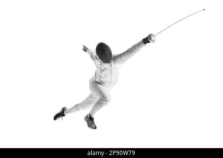 Portrait complet de l'homme sportif, tireur professionnel en costume d'escrime et masque de casque de protection en mouvement isolé sur fond blanc de studio. Banque D'Images