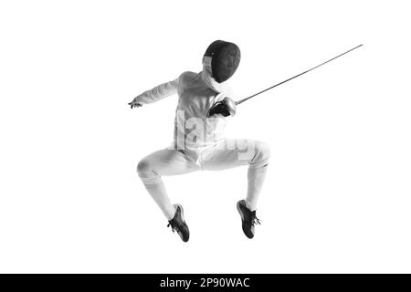 Portrait complet de l'homme sportif, tireur professionnel en costume d'escrime et masque de casque de protection en mouvement isolé sur fond blanc de studio. Banque D'Images