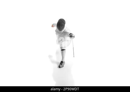 Portrait complet de l'homme sportif, tireur professionnel en costume d'escrime et masque de casque de protection en mouvement isolé sur fond blanc de studio. Banque D'Images