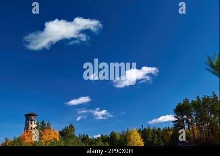 Tour d'observation contre le ciel bleu avec des nuages à Roztocze Banque D'Images